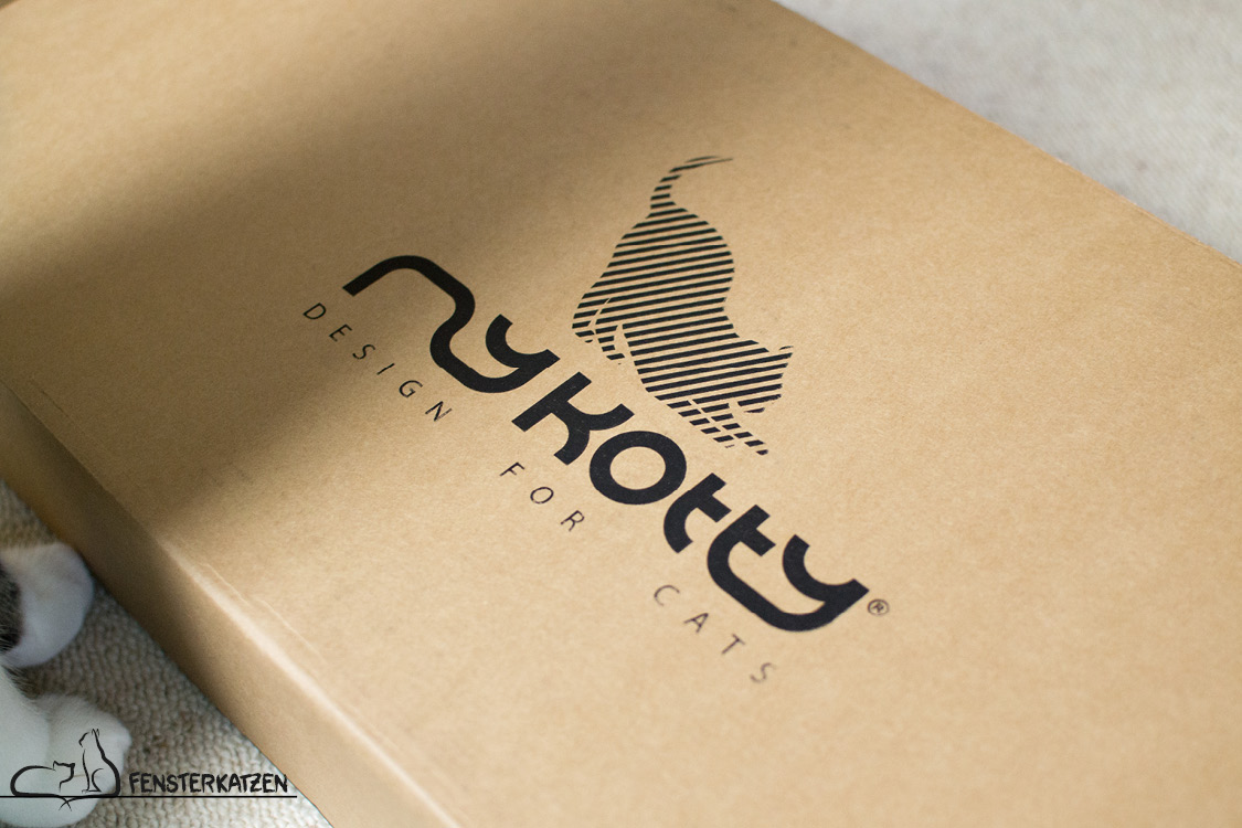 Fensterkatzen_Getestet_Kratzmöbel-mykotty_Logo-Design-for-cats