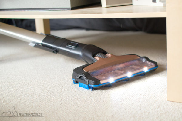Fensterkatzen-Getestet-Akku-Staubsauger-SpeedPro-Max-Philips-Licht-Flach-Saugen