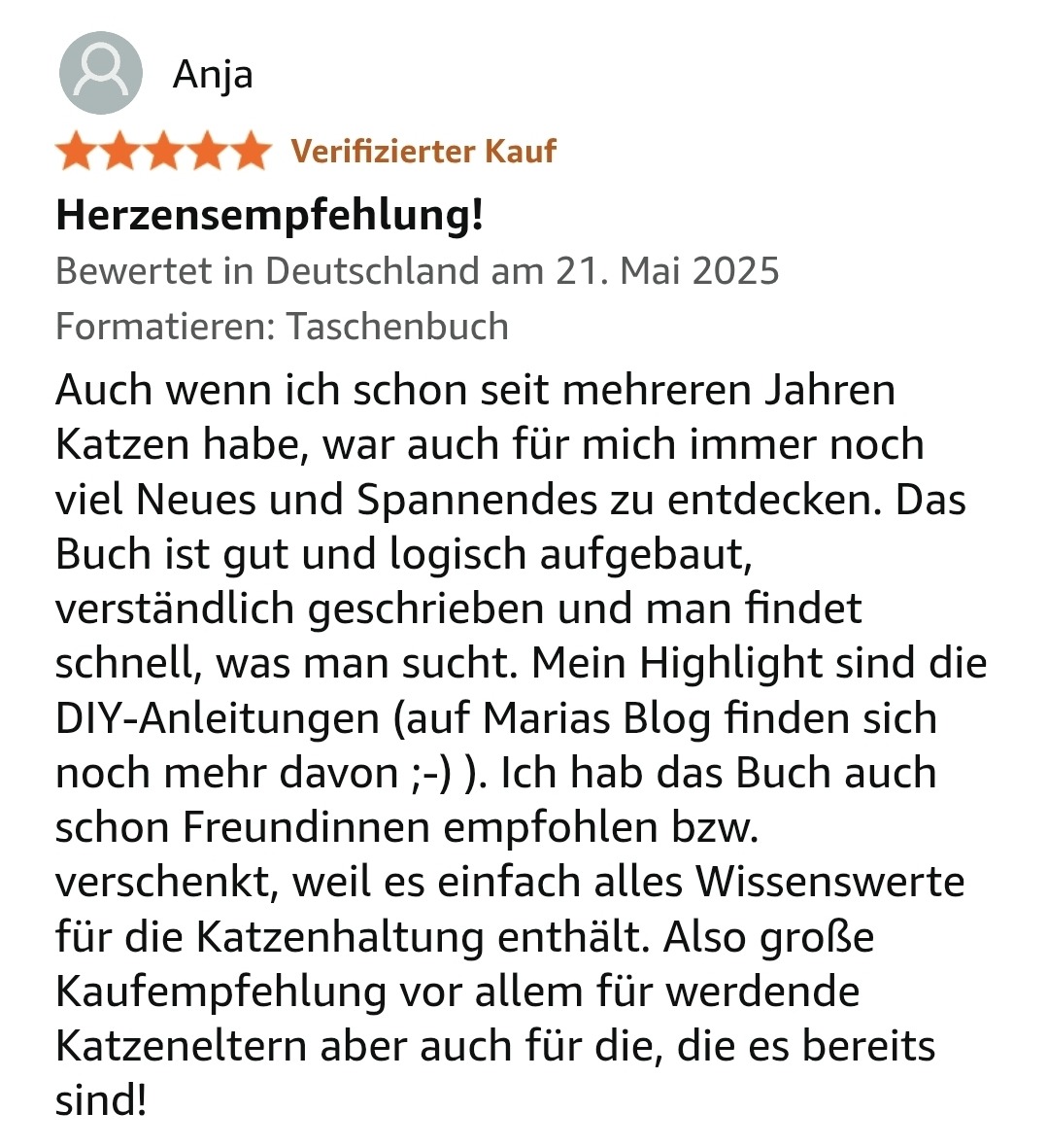 Eine deutsche 5-Sterne Amazon-Rezension mit fünf Sternen für das Buch "Kätzchen - So geht es deinen Tieren gut" von Maria Höppner. Der Rezensent lobt den logischen, leicht nachvollziehbaren Inhalt und die kreativen Basteltipps und bezeichnet es als ein Muss für neue und erfahrene Besitzer - Perfekte Geschenkidee für Katzenliebhaber!